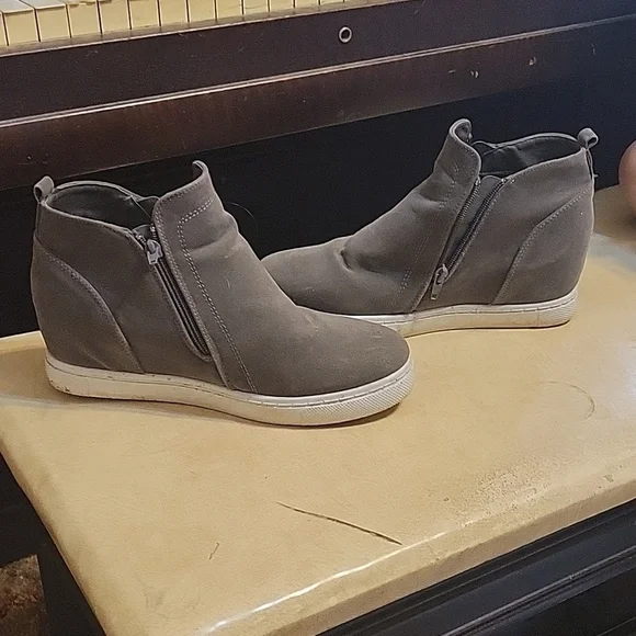 Hardly worn sz 10 Outwoods Grey suede tennis shoe wedges - Picture 3 of 6